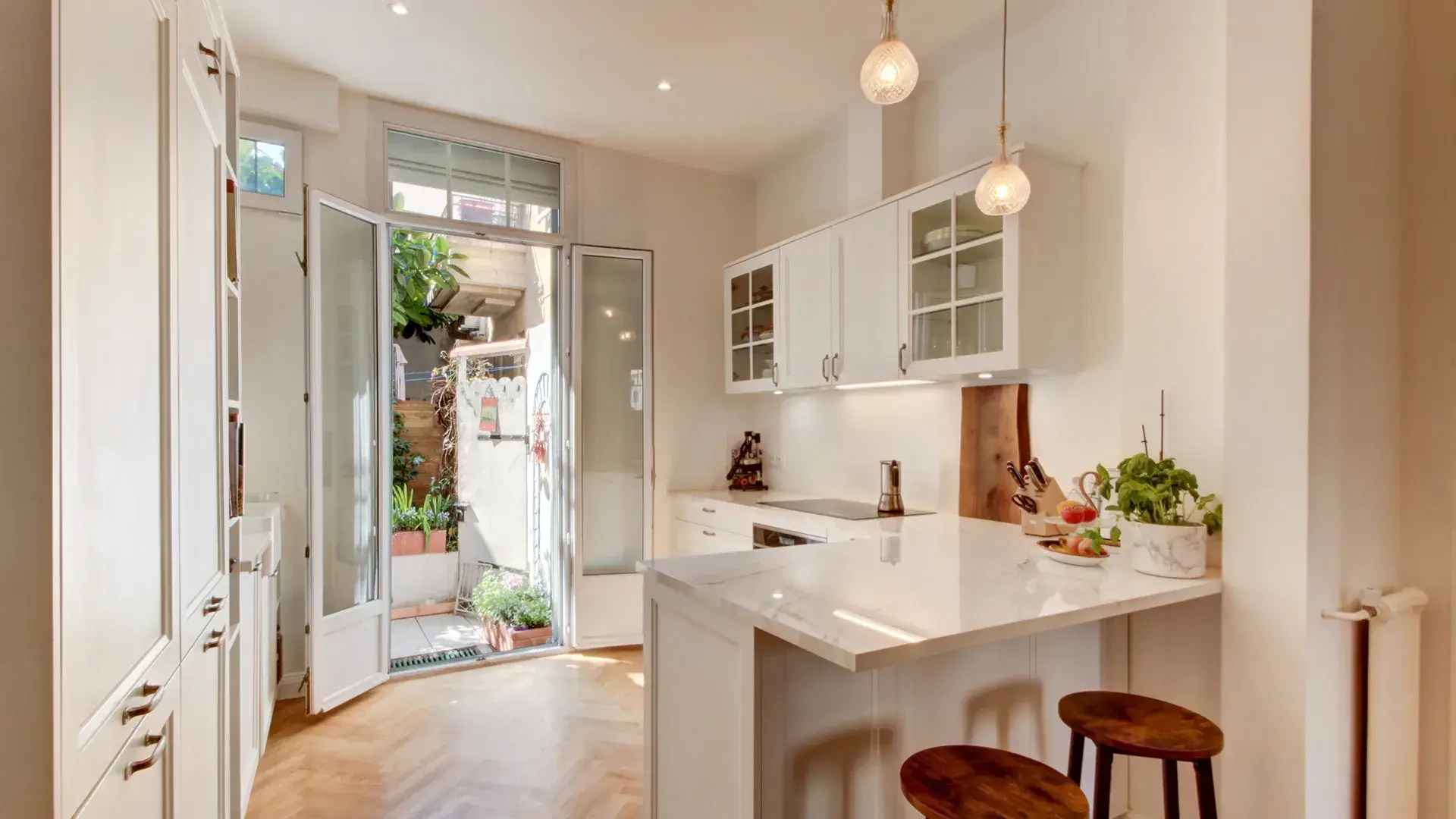 Cuisine moderne ouverte dans un appartement rénové à Nice