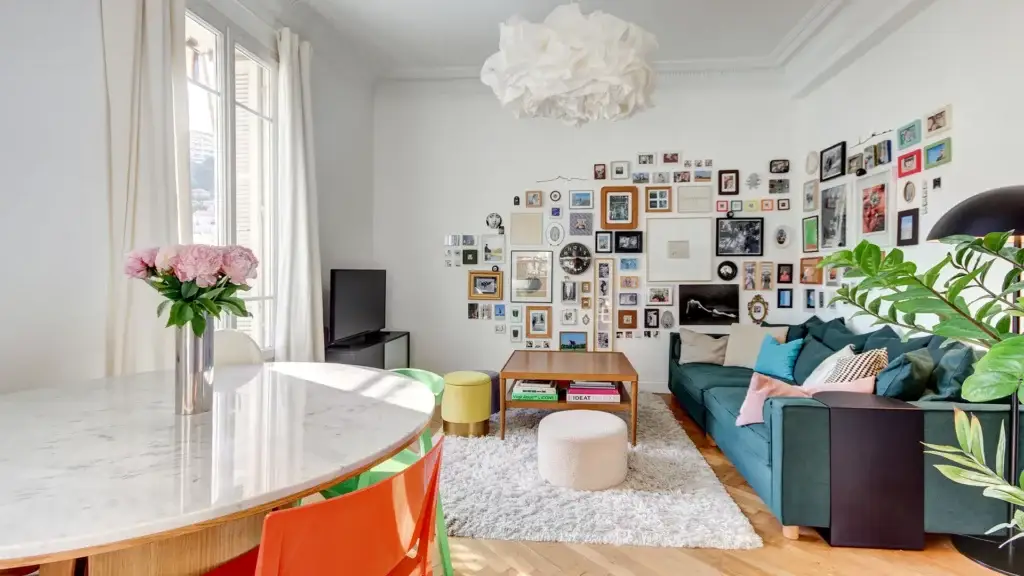 Salon lumineux d'un appartement bien présenté à Nice, estimation au juste prix