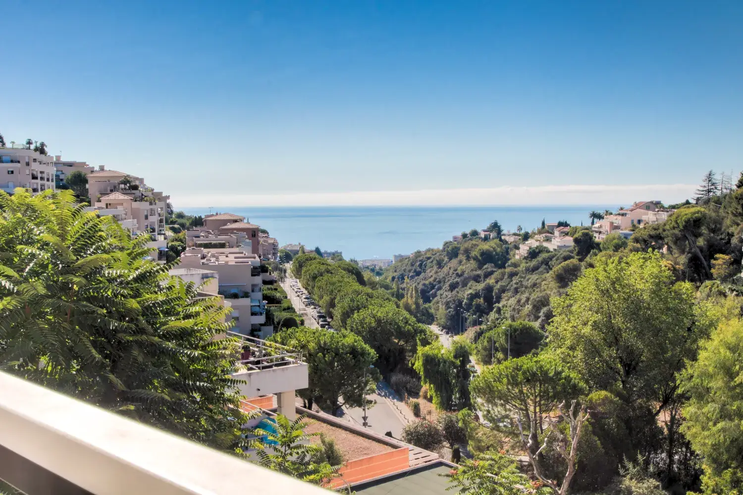 Vue sur la mer et un vallon verdoyant depuis la terrasse d'un appartement à Nice