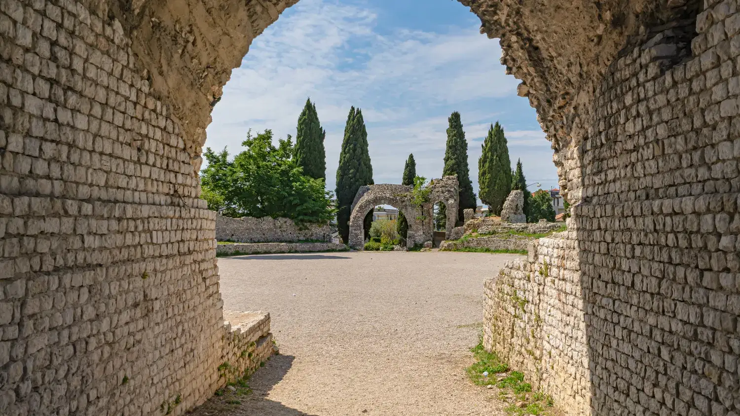 Les arènes romaines de Cimiez à Nice vues à travers une arche de pierre