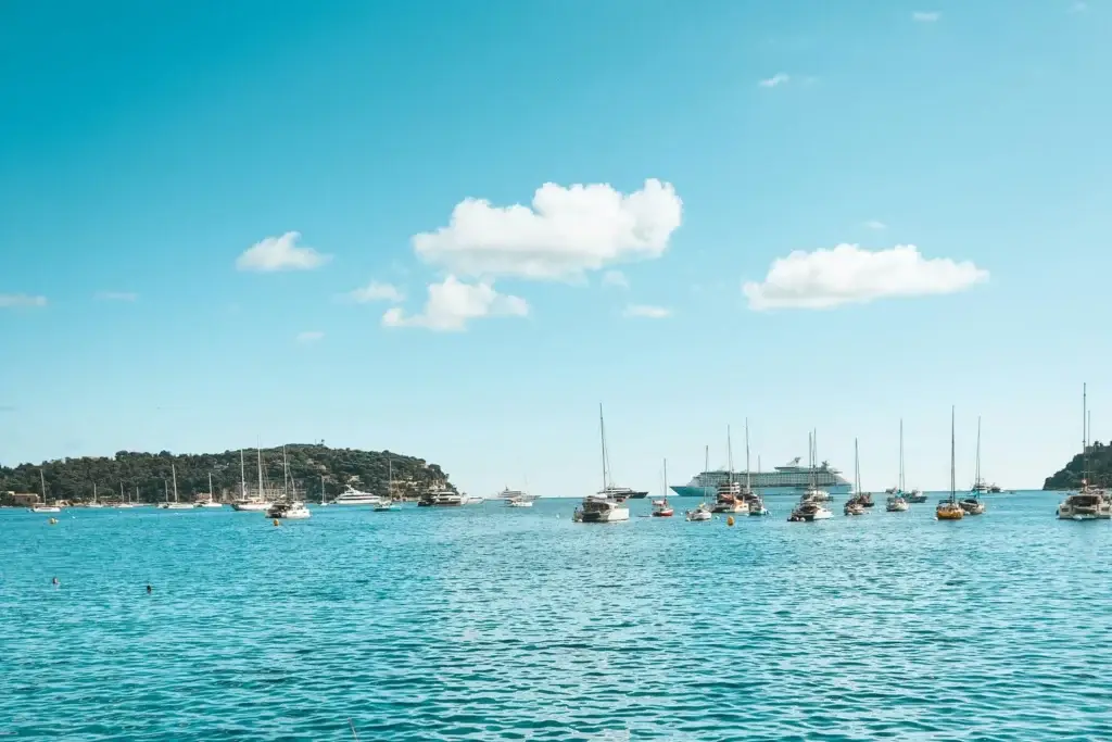 Vue sur la rade de Villefranche-sur-Mer et le Cap Ferrat depuis la terrasse d'un appartement