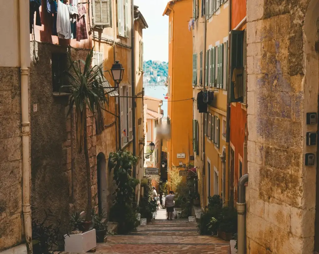 Ruelle pavée et façades ocres du vieux village de Villefranche-sur-Me