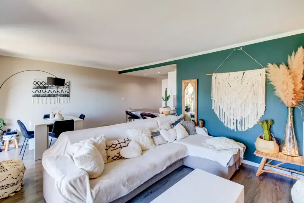 Séjour lumineux et spacieux d'un appartement méditerranéen sur la Côte d'Azur
