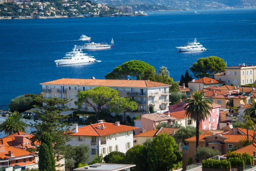Résidences aux toits de tuiles et yachts au mouillage à Saint-Jean-Cap-Ferrat